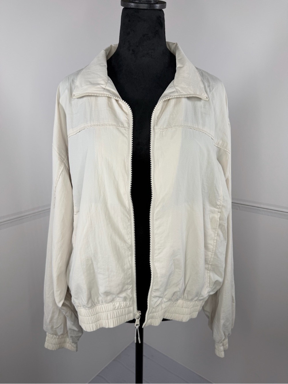 NWOT Gilly Hicks Cream Lightweight Zip Front Windbreaker Jacket Size Large